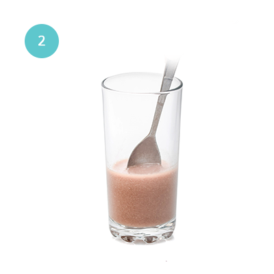 Añade 300ml de agua y remueve.