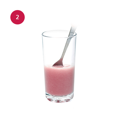 Añade 250ml de agua y remueve.
