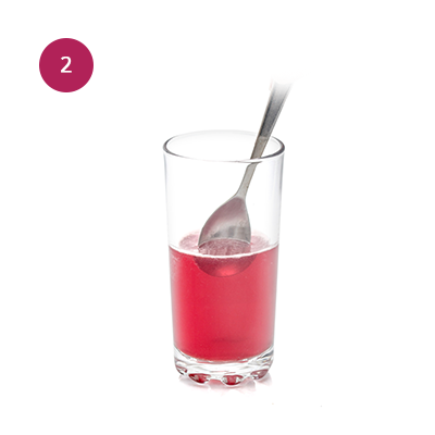 Añade 300ml de agua y remueve.
