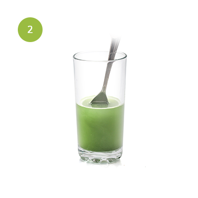 Añade 250ml de agua y remueve.