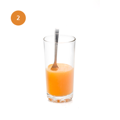 Añade 250ml de agua y remueve.