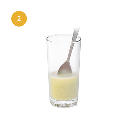 Añade 100ml de agua y remueve.